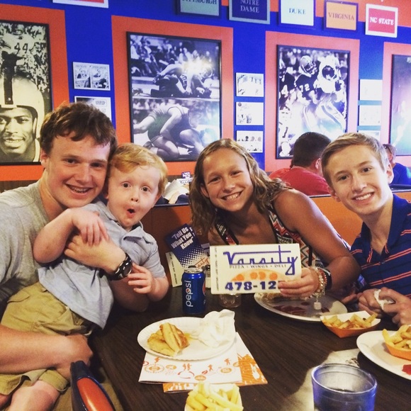 Profile Picture of Lauren Acome (@laurenacome) on Poshmark