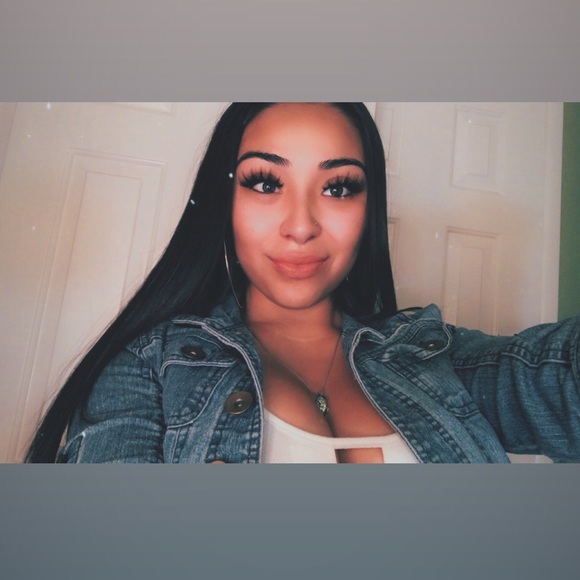 Profile Picture of Jackie Ledesma (@jackieledesma) on Poshmark