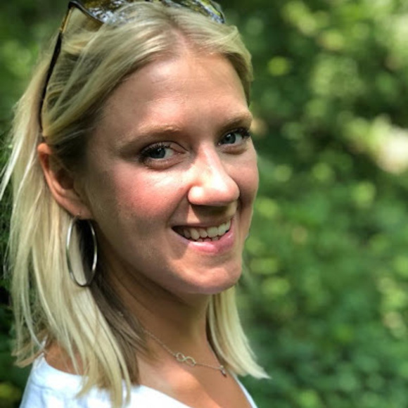 Profile Picture of Lise Wagner (@lisewagner) on Poshmark