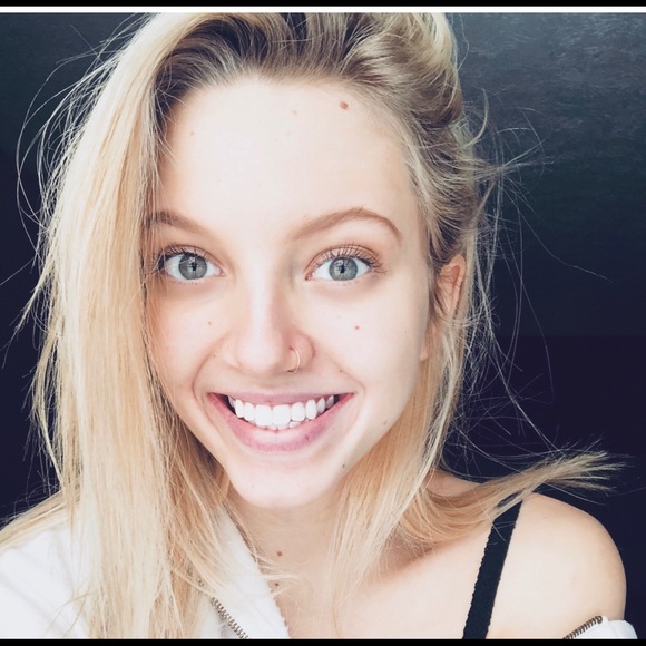 Profile Picture of Taylor Sharosky (@tsharosky) on Poshmark