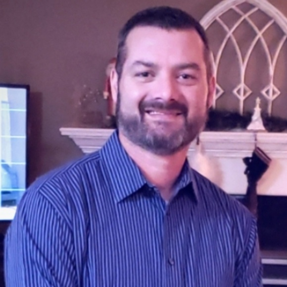 Profile Picture of Robert Mackenzie (@rbrt_mackenzie) on Poshmark