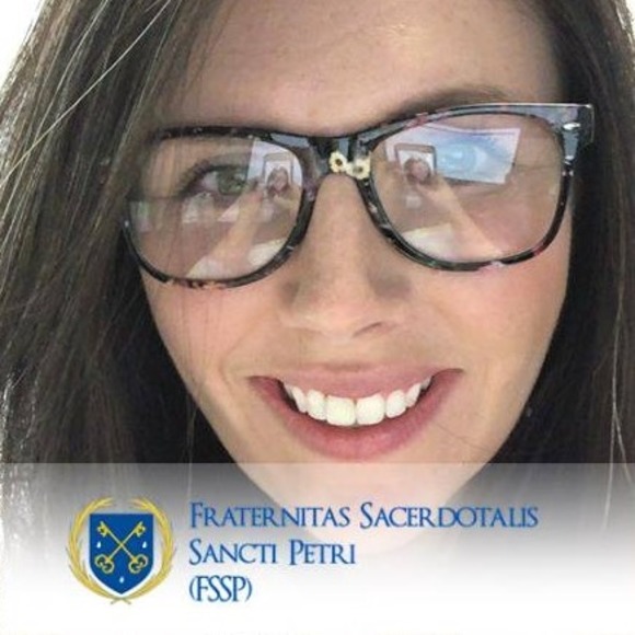 Liz Weddell - Poshmark Profile Picture of Liz Weddell (@lizweddell) on Poshmark