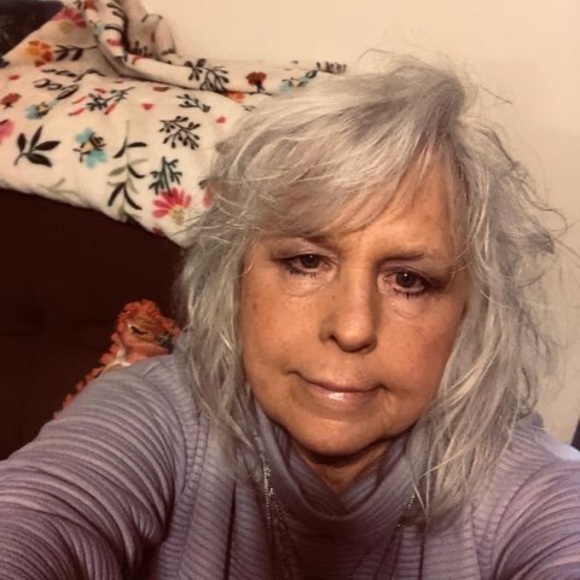 Profile Picture of Cindy Adams (@cindyadams204) on Poshmark