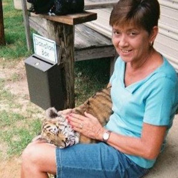 Profile Picture of Kim Tharpe (@krikity) on Poshmark