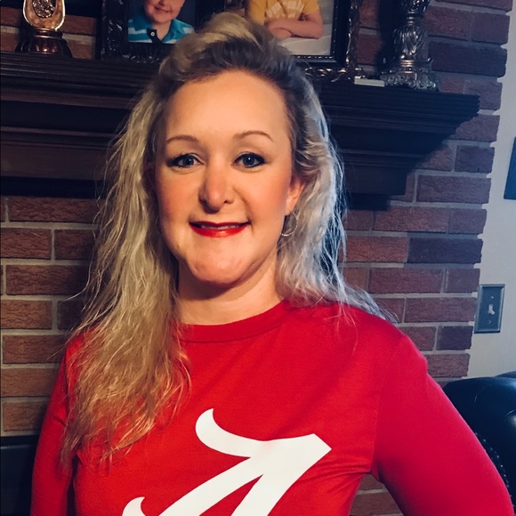 Profile Picture of Julie Stovesand (@juliestovesand) on Poshmark