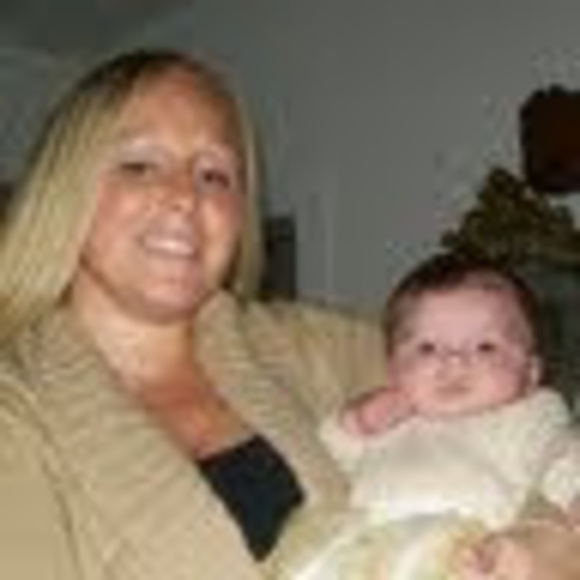 Profile Picture of Amanda Muff (@amandaleigh1011) on Poshmark