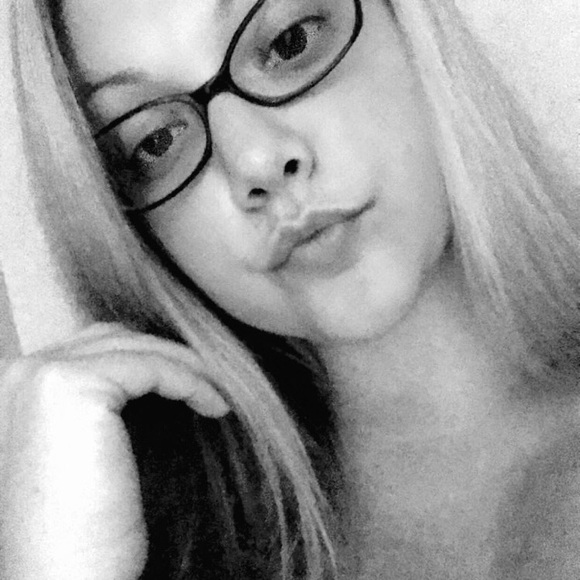 Profile Picture of Jessica Vining (@j_vining) on Poshmark