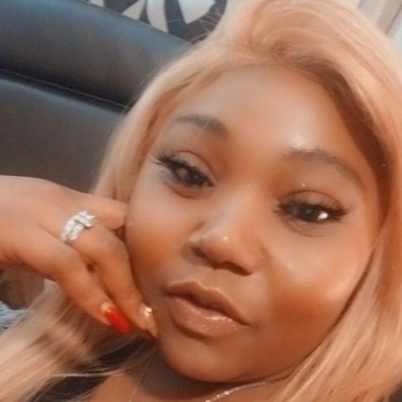 Profile Picture of Latonya Curll (@latonyacurll) on Poshmark