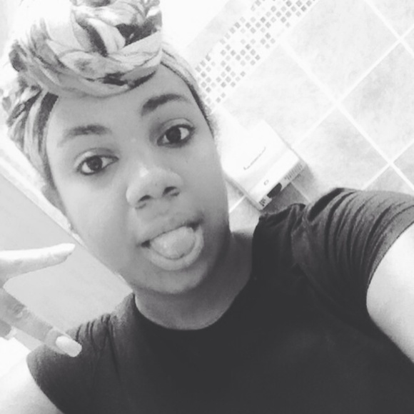 Profile Picture of Arielle Stennett (@bunzzzz) on Poshmark