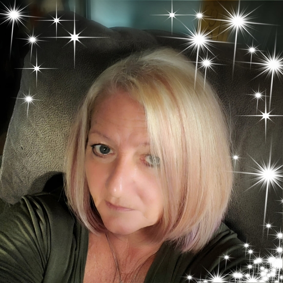 Profile Picture of Cathy Perry (@cathyperry) on Poshmark