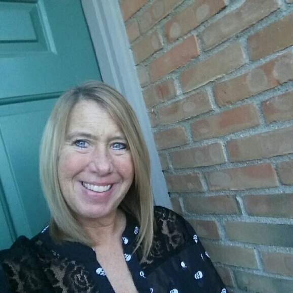 Profile Picture of Jenn Schick (@jennschick70) on Poshmark