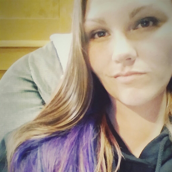 Profile Picture of Stephanie Briney (@slbriney) on Poshmark