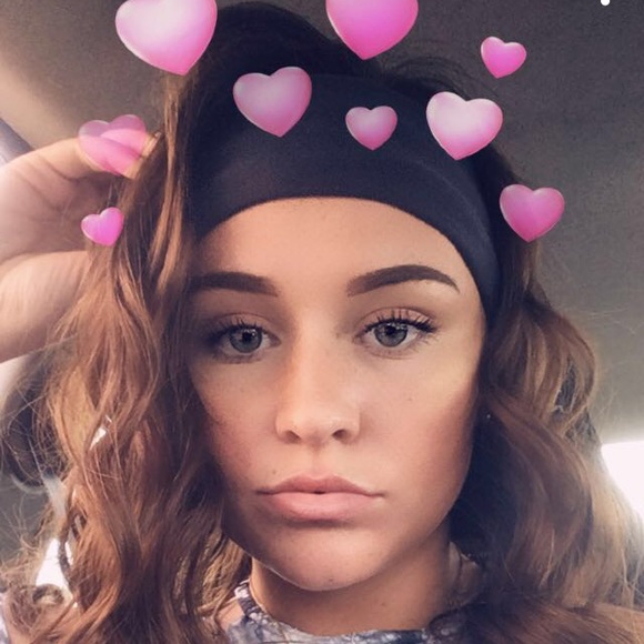 Profile Picture of Emily Wampler (@emilywampler) on Poshmark