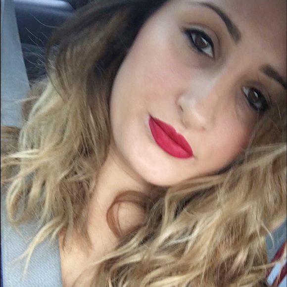 Profile Picture of Alexis Cavezza (@acavezza) on Poshmark
