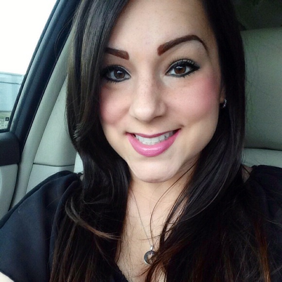 Profile Picture of Natalie Heinitz (@nataliemav) on Poshmark