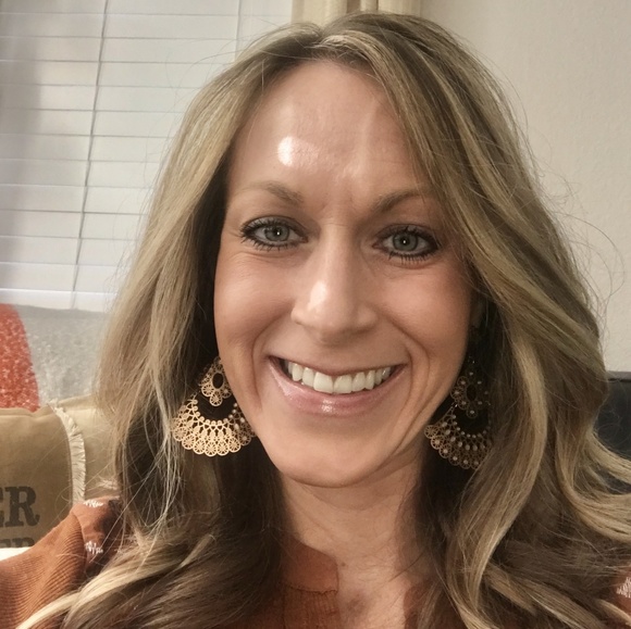Profile Picture of Tina Beumer (@tinadahlinger) on Poshmark