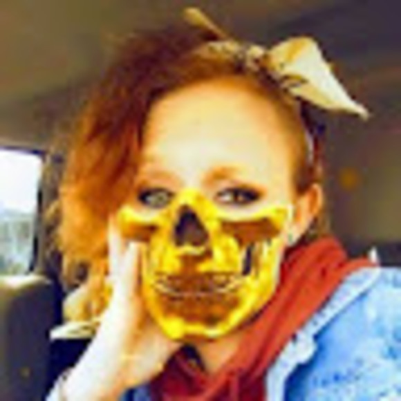 Profile Picture of Amanda Bledsoe (@popouramanda92) on Poshmark