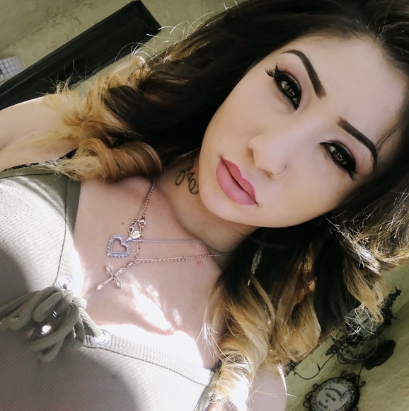 Profile Picture of Mari Enriquez (@mariienriquez) on Poshmark