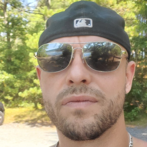 Profile Picture of Robert Ponte (@robzback) on Poshmark