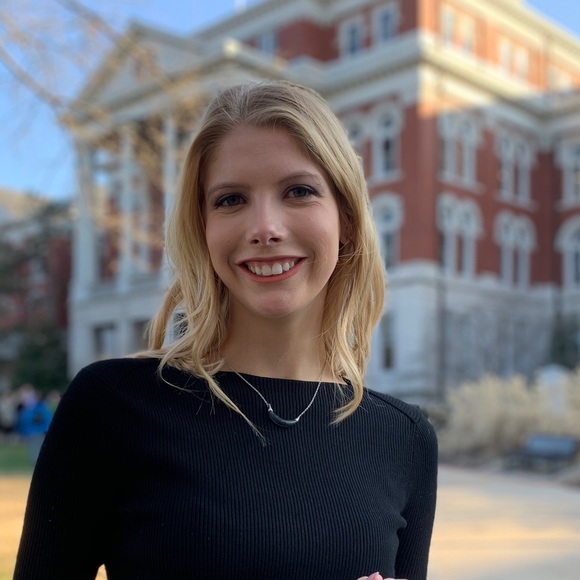 Profile Picture of Amanda Tillman (@adtillman222) on Poshmark