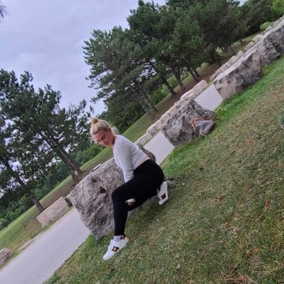 Profile Picture of Rebecca Macneil (@rebeccamacneil) on Poshmark