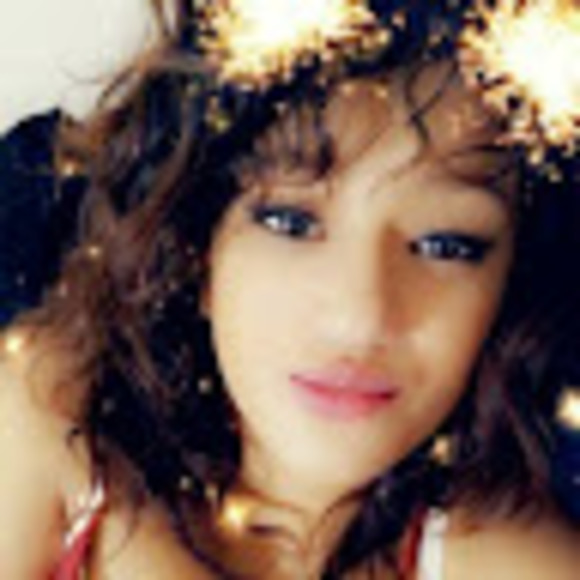 Profile Picture of Nicky Lowe (@superskyee18) on Poshmark