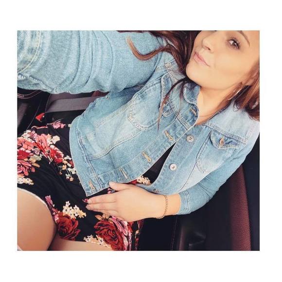 Profile Picture of Alexis Hehir (@aleheh) on Poshmark