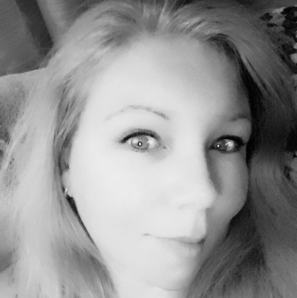 Profile Picture of Mellissa Skelhorne (@mellissahagan) on Poshmark