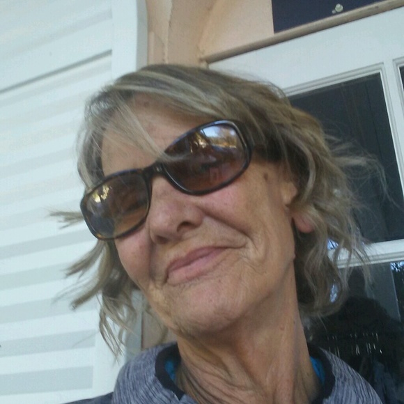 Profile Picture of Candy Howes (@myhanger2yourz) on Poshmark