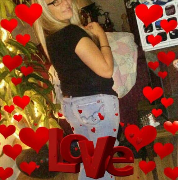Profile Picture of Amanda Holloway (@mookie2107) on Poshmark