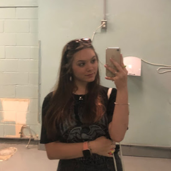 Profile Picture of Madison Benninger (@pitapink615) on Poshmark