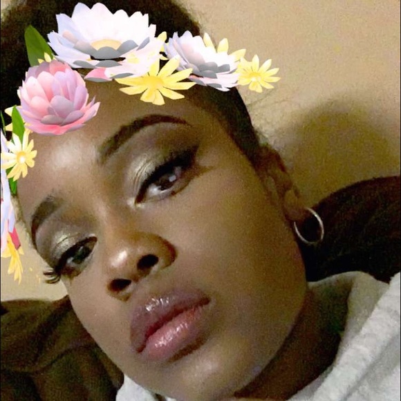 Profile Picture of Zaria Azor (@qveenzoe504) on Poshmark