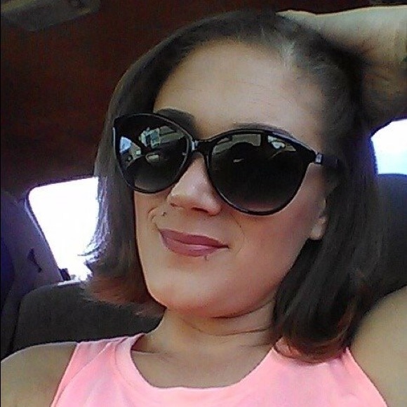 Shannon Sowash - Poshmark Profile Picture of Shannon Sowash (@shannygrl707) on Poshmark