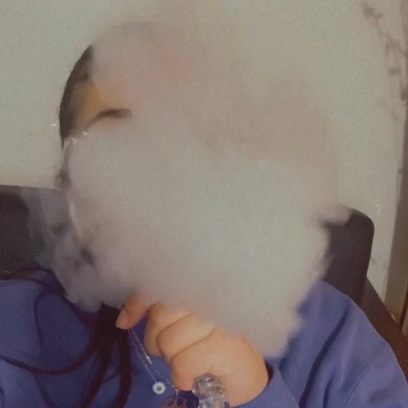 Profile Picture of Emelyy Emelyy (@emelyyemelyy) on Poshmark