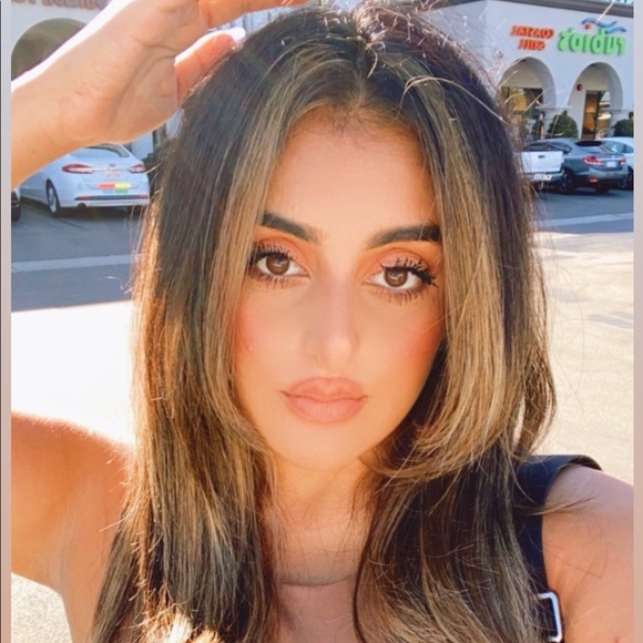 Profile Picture of Daniella Klaeb (@dani76k) on Poshmark