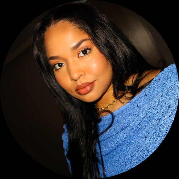 Profile Picture of Natalie Valentine (@valentinexo) on Poshmark