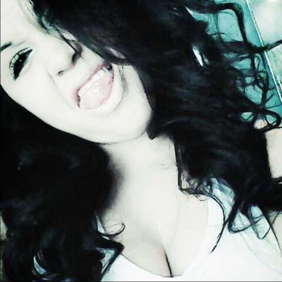 Profile Picture of Zinna Gonzales (@cocoa_bayze) on Poshmark