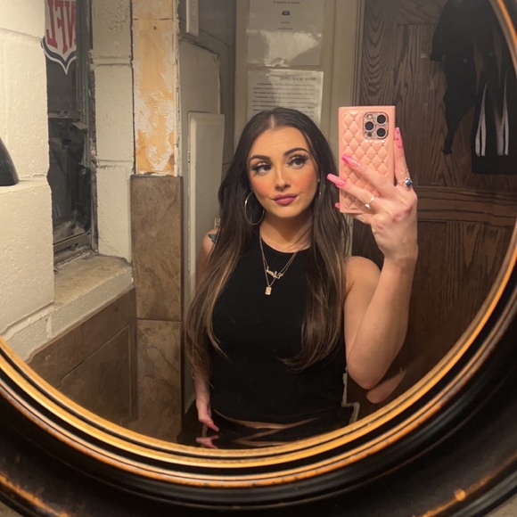 Profile Picture of Jacey Varvarezos (@jvarvarezos) on Poshmark