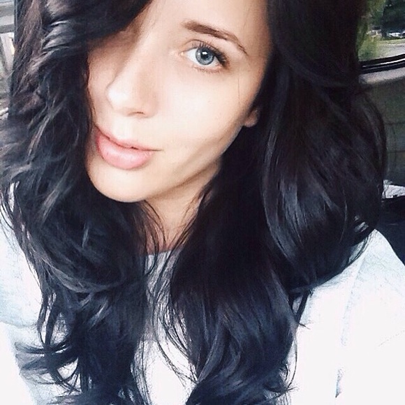 Profile Picture of Danielle Pinion (@danicole76) on Poshmark