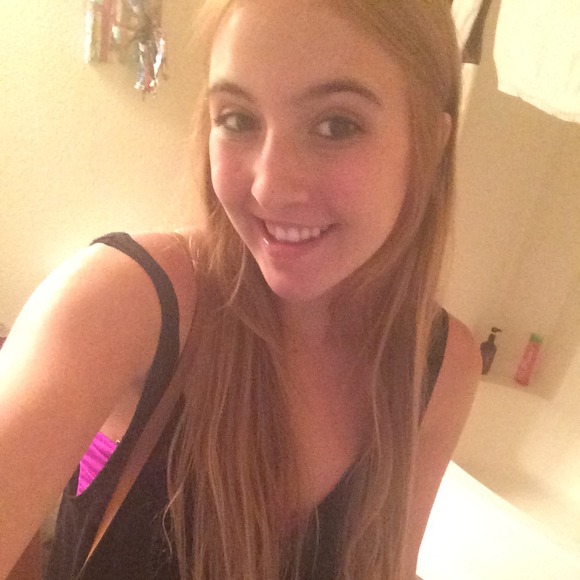 Profile Picture of Shaina Michalowicz (@shainaa24) on Poshmark