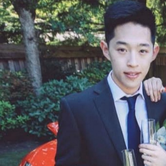 Profile Picture of David Cheng (@davidcheng007) on Poshmark