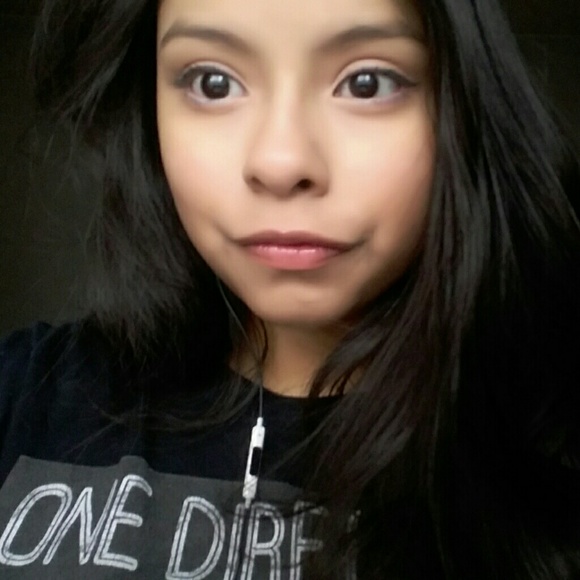 Profile Picture of Mari Jimenez (@mjimenez2001) on Poshmark