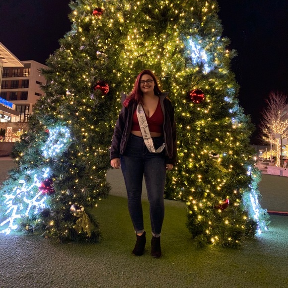 Profile Picture of Danielle Binns (@daniellebinn97) on Poshmark