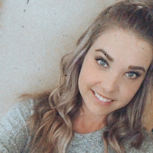 Profile Picture of Kelsey Denkers (@kelsbear22) on Poshmark