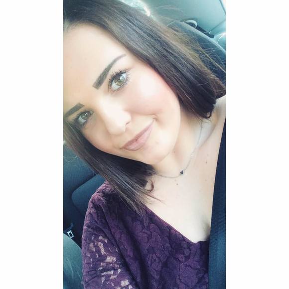 Profile Picture of Khloe Peppas (@khloeheinr) on Poshmark