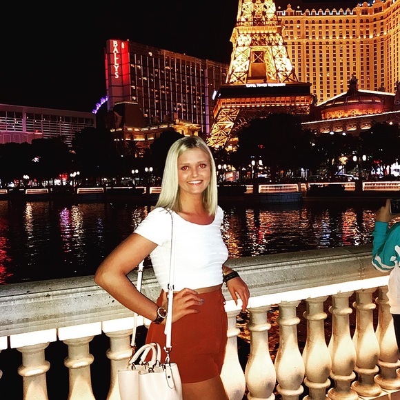 Profile Picture of Deanna Thalmann (@deannanicole11) on Poshmark