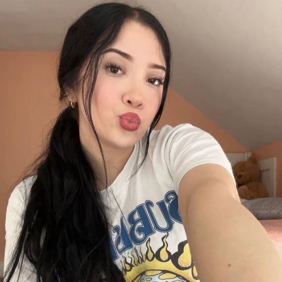 Profile Picture of Daniela Gomez (@danigomez00) on Poshmark