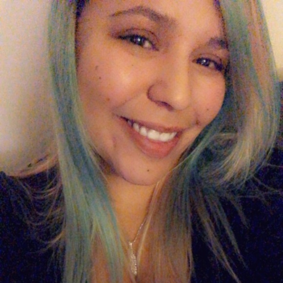 Profile Picture of Amber Crain (@amberdawnxoxo) on Poshmark