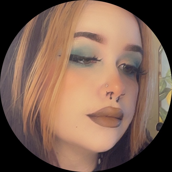 Profile Picture of Gracyn Walls (@fullmetalthot) on Poshmark