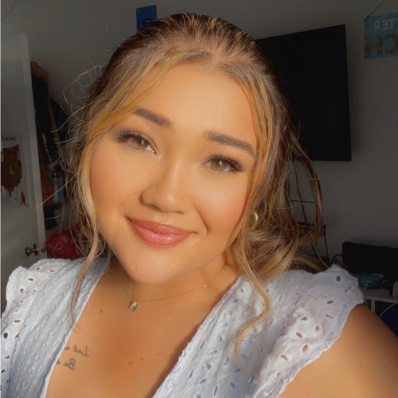 Profile Photo of Annabelle Dela cruz (@annabellez_) on Poshmark